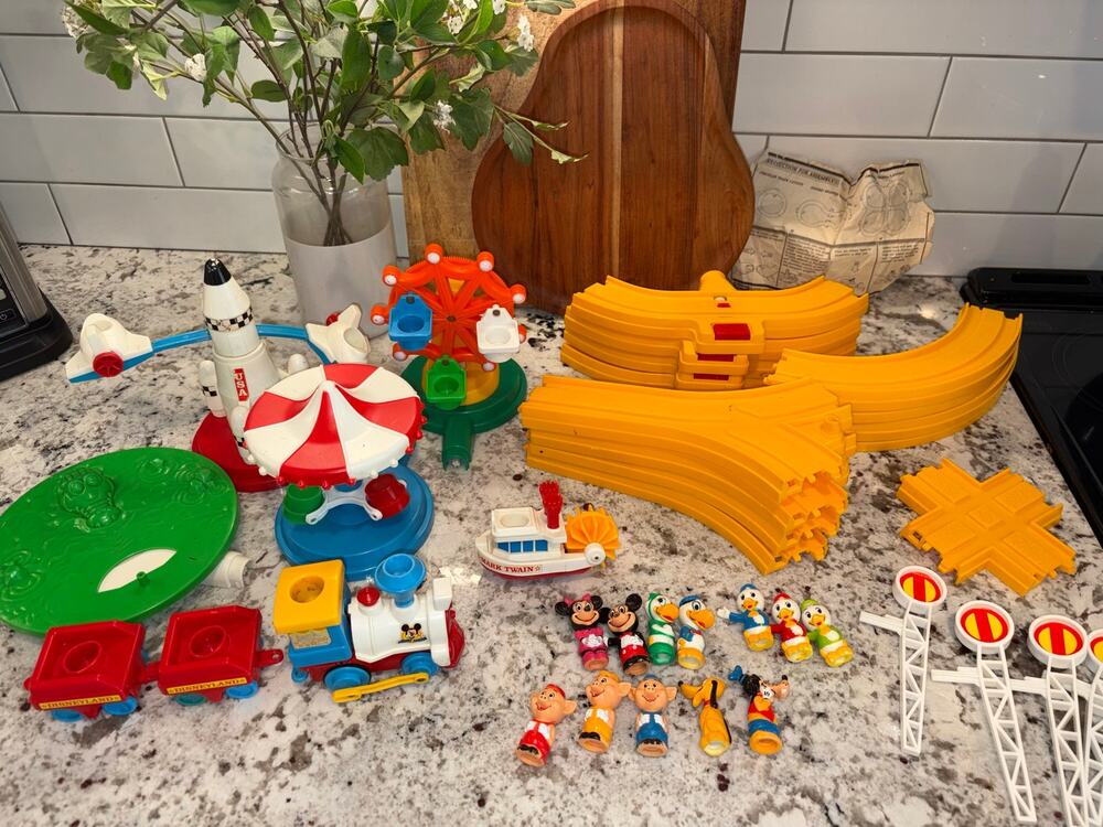 1986 Playmates Disneyland Train Playset Rides & Figures – Train Needs Repair